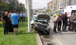 Kontrolden Çıkan Araç Trambüs Direğine Çarptı