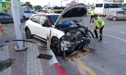 Yeşilyurt Belediyesi Önünde Kaza, 3 Kişi Yaralandı
