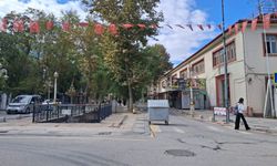 Önüne Gelen Kafasına Göre Yol Kapatıyor!.