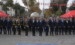 Anıta Çelenk Sunuldu, Türk Bayrağı Dağıtıldı
