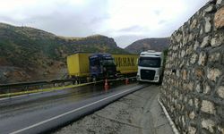 Bariyerlere Çarpan TIR'ın Sürücüsü Yaralandı