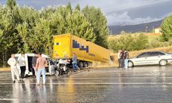 Doğanşehir'de TIR ile Ticari Araç Çarpıştı.. 4 Yaralı