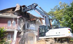 Kiltepe'deki Metruk Ev Kontrollü Şekilde Yıkıldı