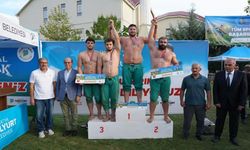 Turgut Özal Karakucak Güreşlerinde Kılıçsallayan Başpehlivan
