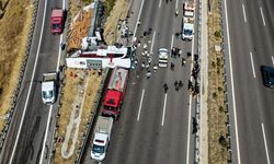 Çekici İle Tur Otobüsü Çarpıştı, 11 Ölü, 27 Yaralı Var