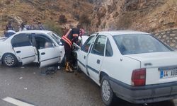 İki Otomobil Çarpıştı, 6 Kişi Yaralandı