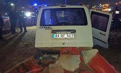 Otobüs ile Ticari Araç Çarpıştı.. 2 Ölü 3 Yaralı!