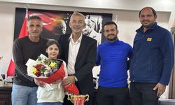Cömertoğlu, Küçük Yüzücü Buğlem'in Başarılarını Kutladı