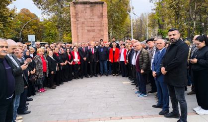 Yeni Parti'den Cumhuriyet'in 103. Yılı Nedeniyle Atatürk Anıtında Tören