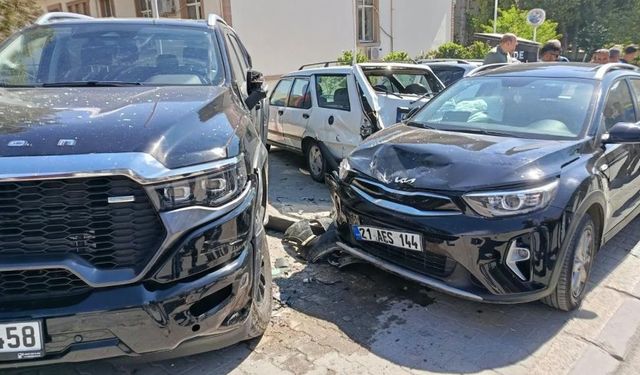 Park Halindeki 3 Araca Çarparak Zarar Verdi