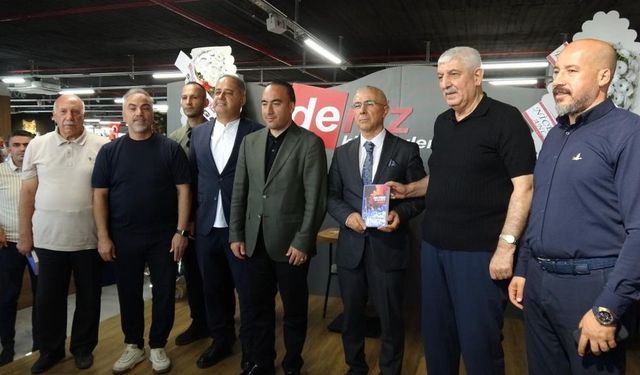 Cevdet Atalan, Kitabını Okurları İçin İmzaladı