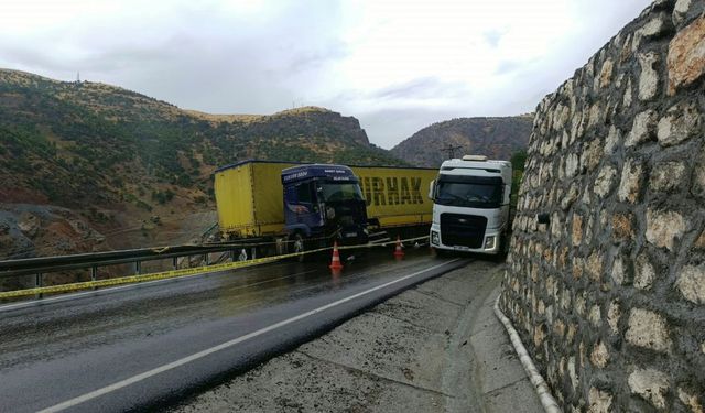 Bariyerlere Çarpan TIR'ın Sürücüsü Yaralandı