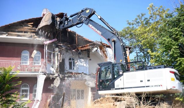 Kiltepe'deki Metruk Ev Kontrollü Şekilde Yıkıldı