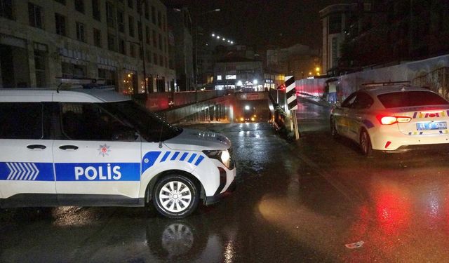 Sağanak Yağış Nedeniyle Alt Geçit Trafiğe Kapatıldı!.