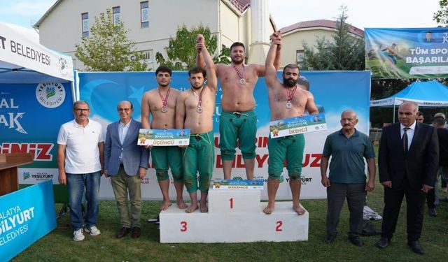 Turgut Özal Karakucak Güreşlerinde Kılıçsallayan Başpehlivan