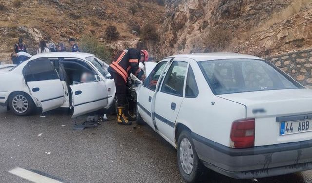 İki Otomobil Çarpıştı, 6 Kişi Yaralandı