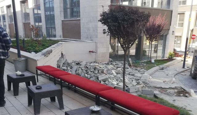 Yeni Çarşıya 'Gecekondu Muhtar Kulübesi'  Yapmaya Kalkıştılar!