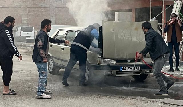 Pazardaki Araç Yangınına Zabıta ve Vatandaşlar Müdahale Etti