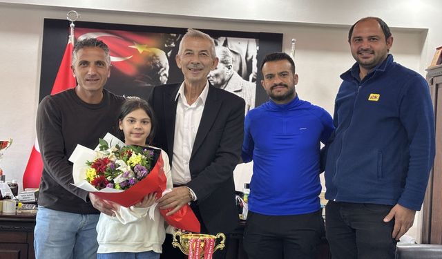 Cömertoğlu, Küçük Yüzücü Buğlem'in Başarılarını Kutladı