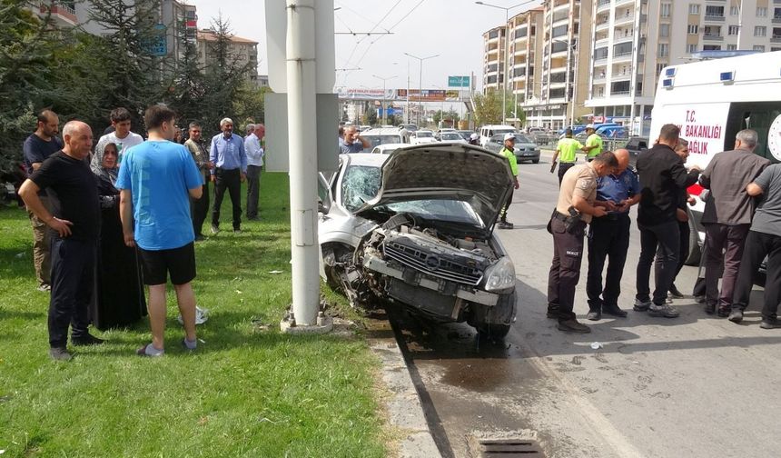 Kontrolden Çıkan Araç Trambüs Direğine Çarptı