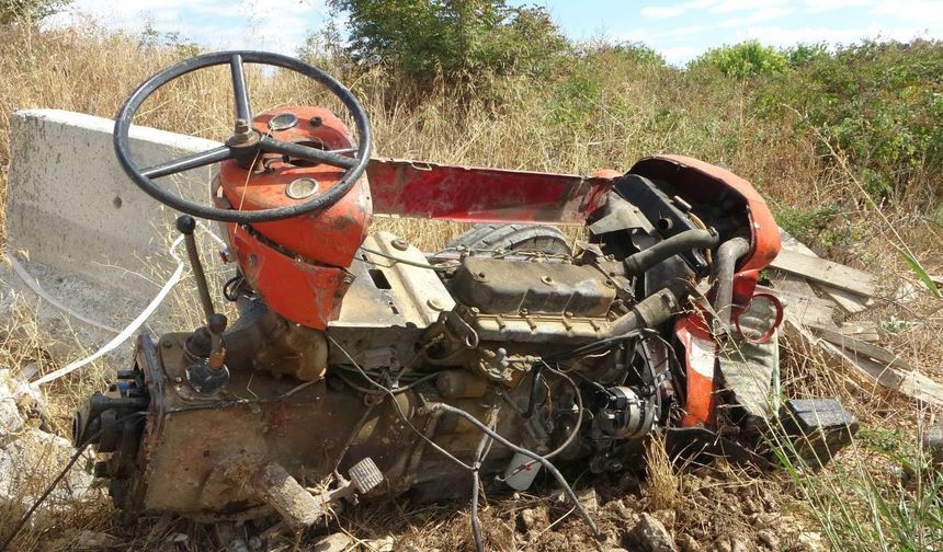 Yük Treninin Çarptığı Traktör İkiye Bölündü