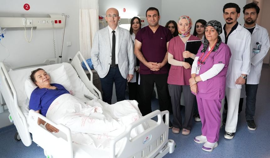 Şişkinlikle Başvurdu, 15 Kilogramlık Kitle Çıkarıldı