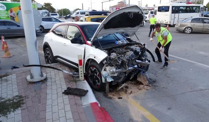 Yeşilyurt Belediyesi Önünde Kaza, 3 Kişi Yaralandı
