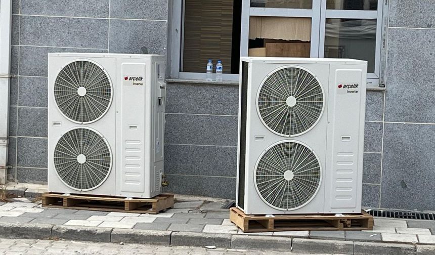 Bakanın Töreni Bitti, Salonun Klimaları Gitti!