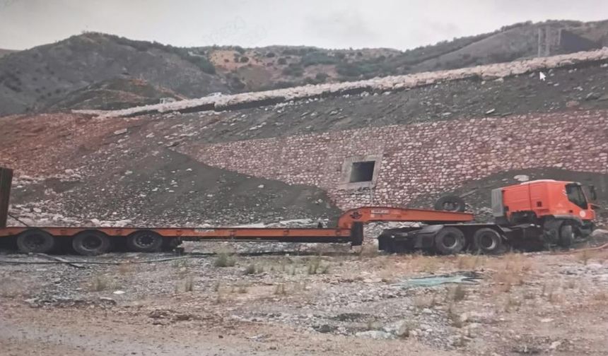Kontrolden Çıkan TIR'dan Atlayan Sürücü ve Arkadaşı Yaralandı