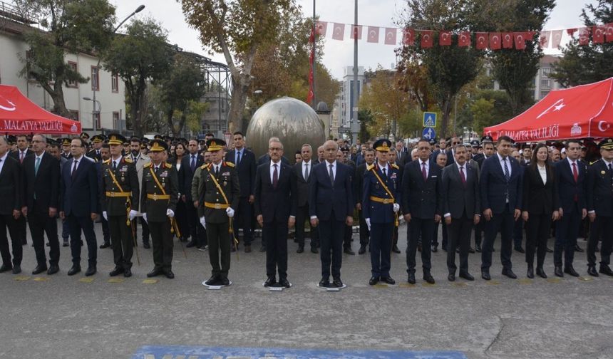 Anıta Çelenk Sunuldu, Türk Bayrağı Dağıtıldı