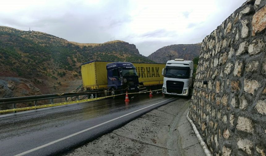 Bariyerlere Çarpan TIR'ın Sürücüsü Yaralandı