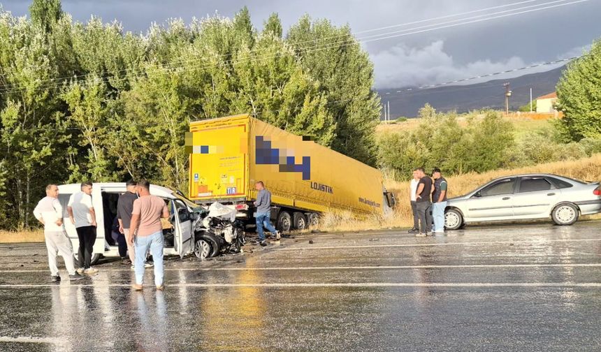 Doğanşehir'de TIR ile Ticari Araç Çarpıştı.. 4 Yaralı