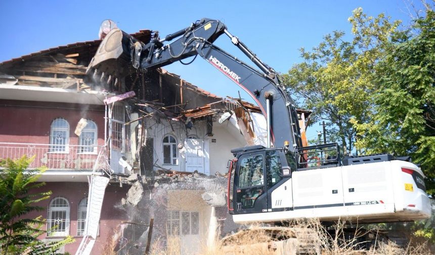 Kiltepe'deki Metruk Ev Kontrollü Şekilde Yıkıldı