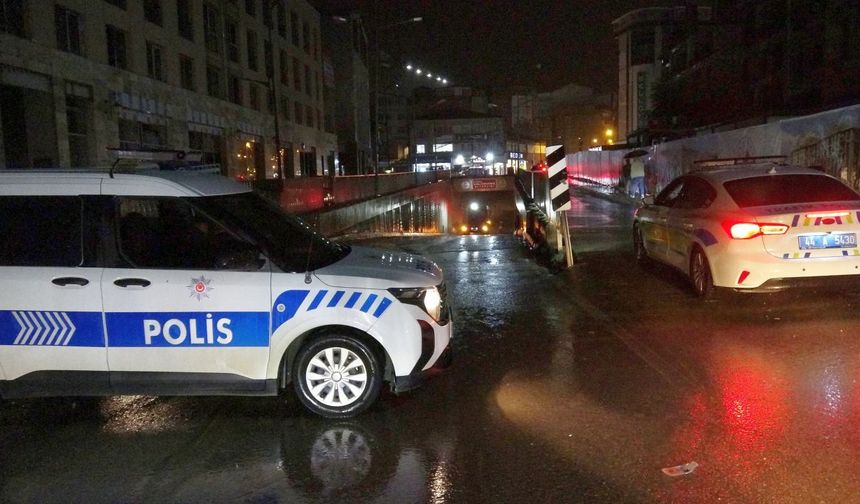 Sağanak Yağış Nedeniyle Alt Geçit Trafiğe Kapatıldı!.