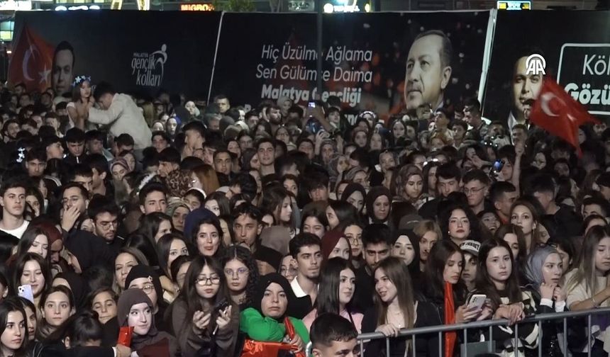 AKP'nin 'Bir Gençlik Festivali'nde Sinan Akçıl ve Eypio Konserleri