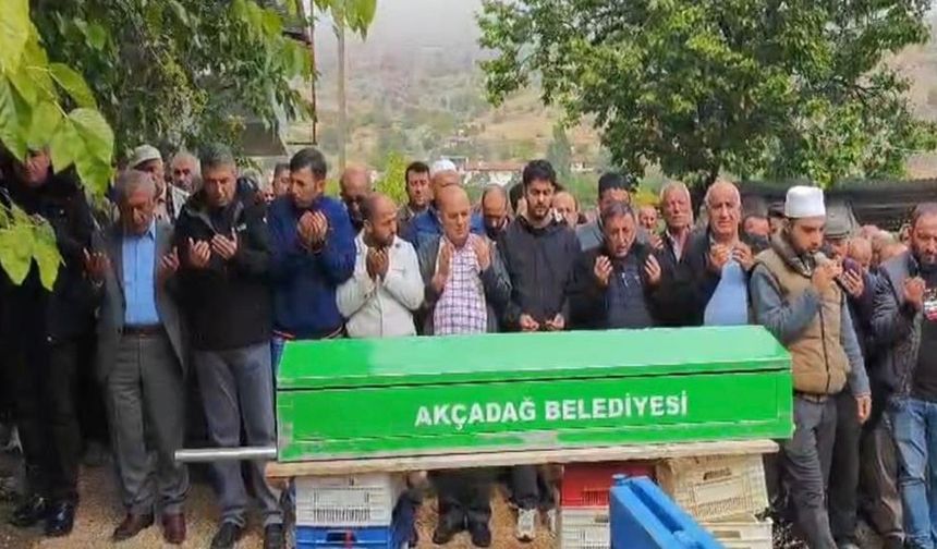Annesinin Ölüm Haberiyle Hayatını Kaybetti, Yan Yana Gömüldü