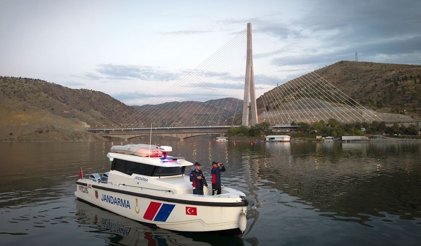 Karakaya Baraj Gölünde 'Yüzen Karakol' Görev Yapıyor