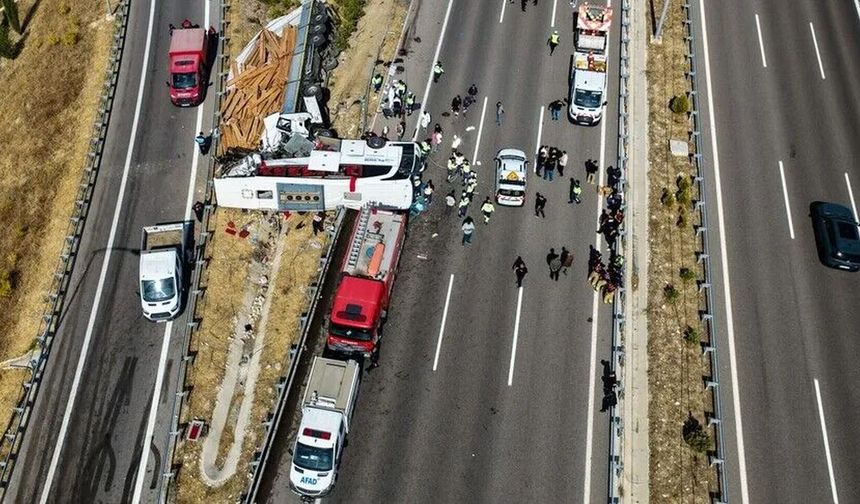 Çekici İle Tur Otobüsü Çarpıştı, 11 Ölü, 27 Yaralı Var