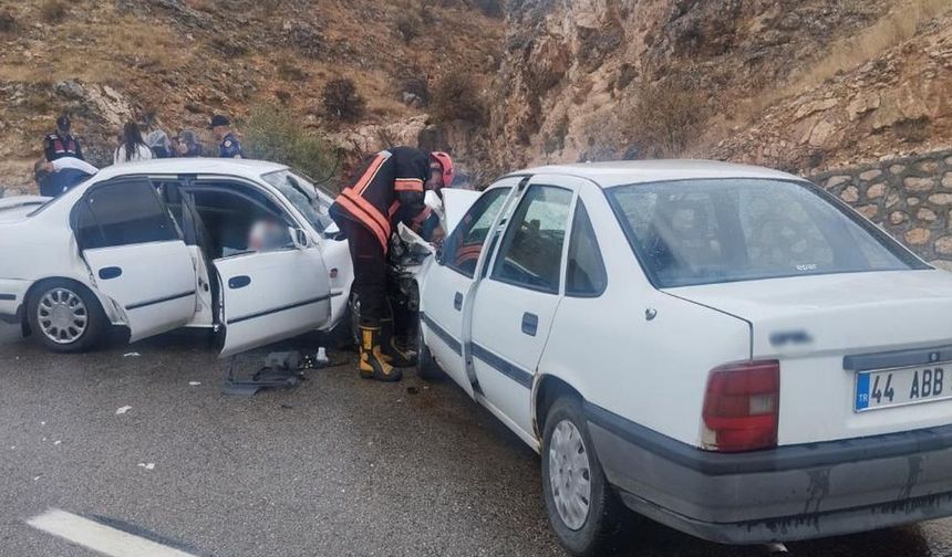 İki Otomobil Çarpıştı, 6 Kişi Yaralandı