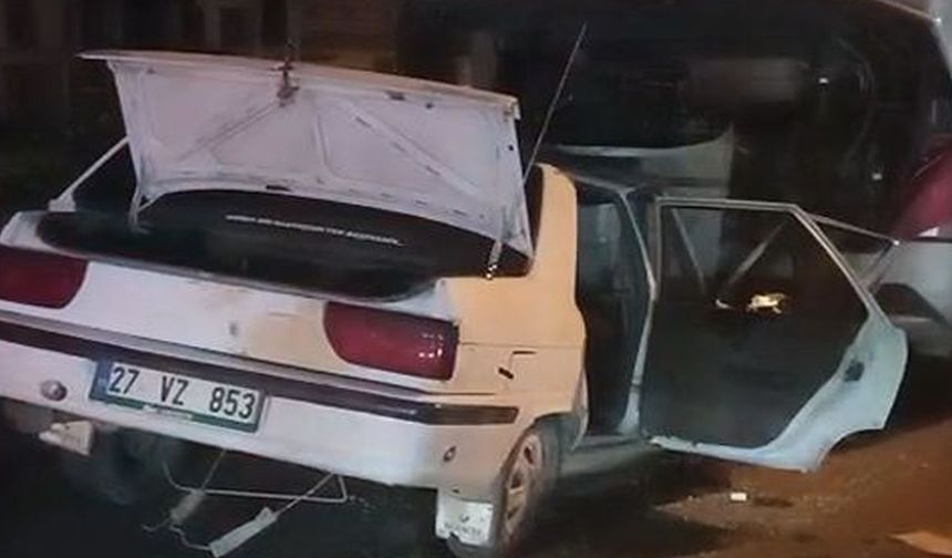 Duran Otobüse Çarpan Otomobilde 3 Yaralı