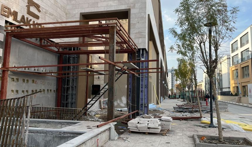 'Kim Bu Kadar Güçlü ki, Meydana Kaçak Yapı Yapabiliyor?!'