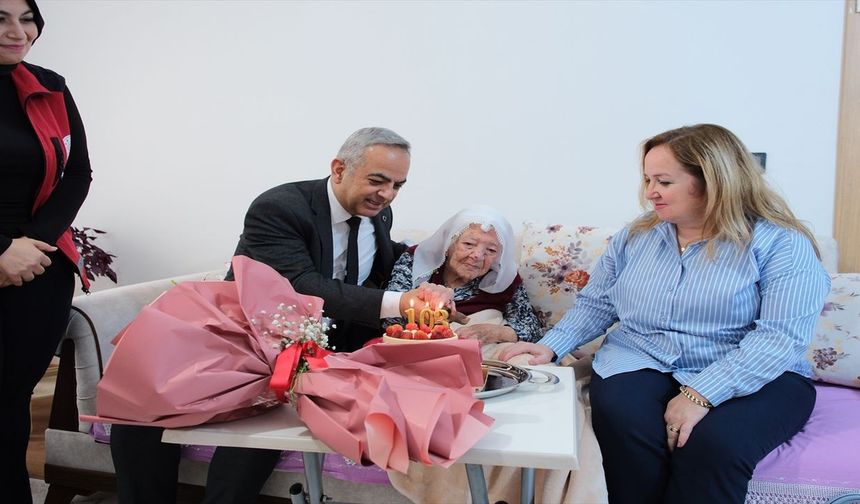 Cumhuriyetle Yaşıt Nazife Nineye Pastalı Kutlama