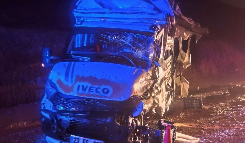 TIR ile Minibüs Çarpıştı 1 Kişi Yaralandı