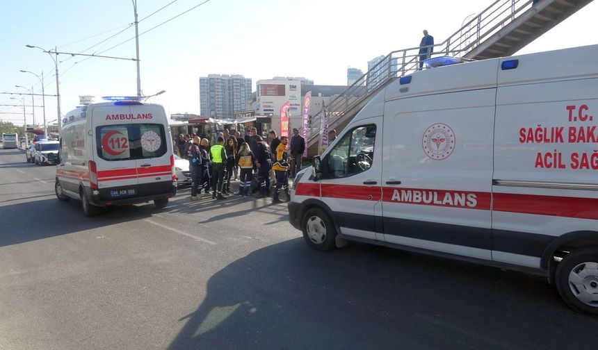 Trambüs ile Otomobil Çarpıştı 5 Kişi Yaralandı