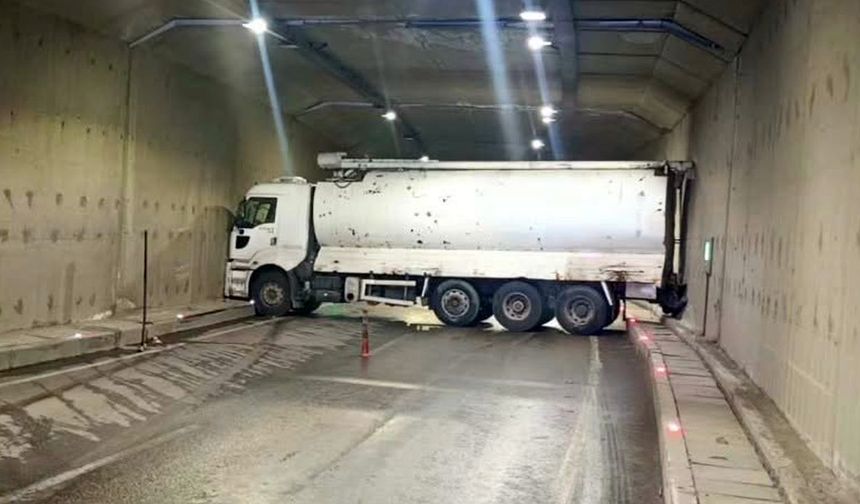 Erkenek Tüneli'ndeki Kaza Yolu Trafiğe Kapattı