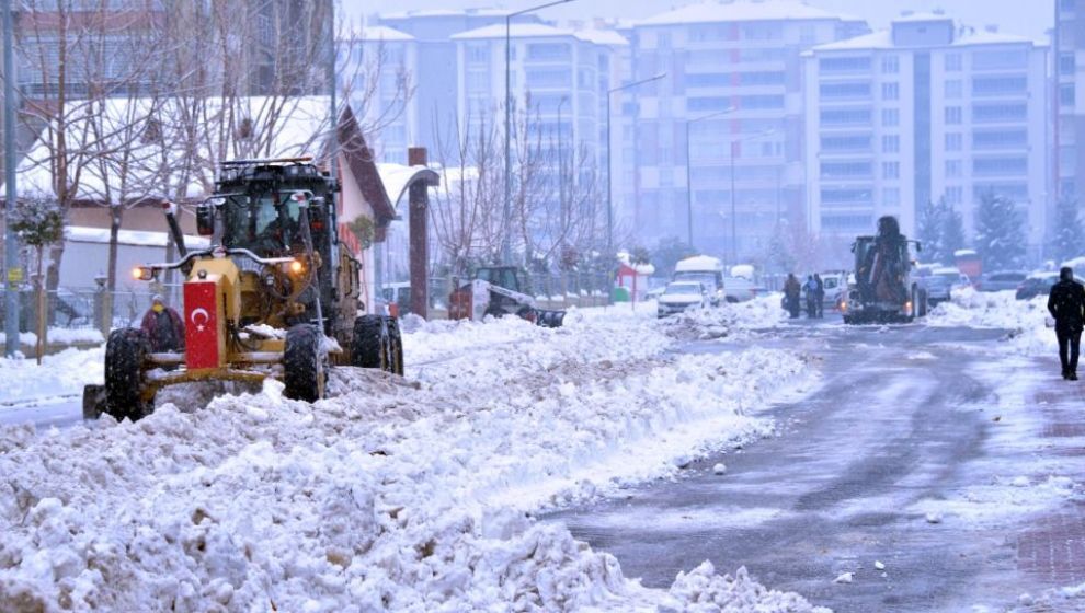 MASKİ Ekipleri de Kar Temizliği Yapıyor