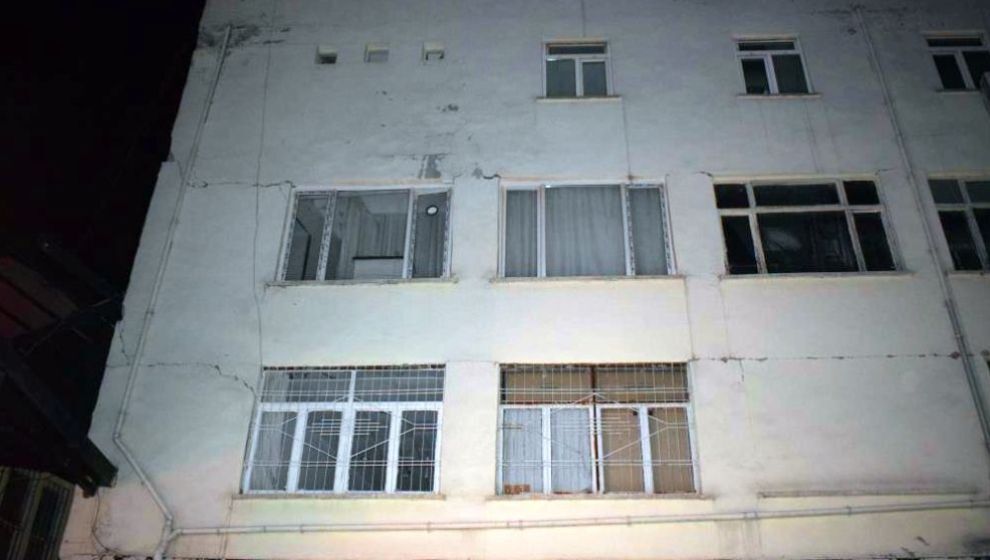 Duvarları Çatlayan ve Sıvaları Dökülen İşhanı Korkuttu