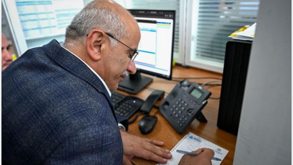 -"Buyrun, Ben Belediye Başkanı Sami Er!".. - "Dalga mı Geçiyorsun?!"