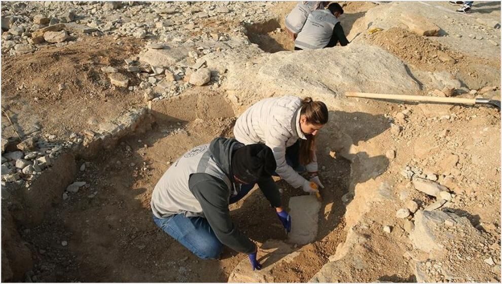 Adıyaman'da Göbeklitepe'deki 'T' Taşları Andıran Yapılar Bulundu