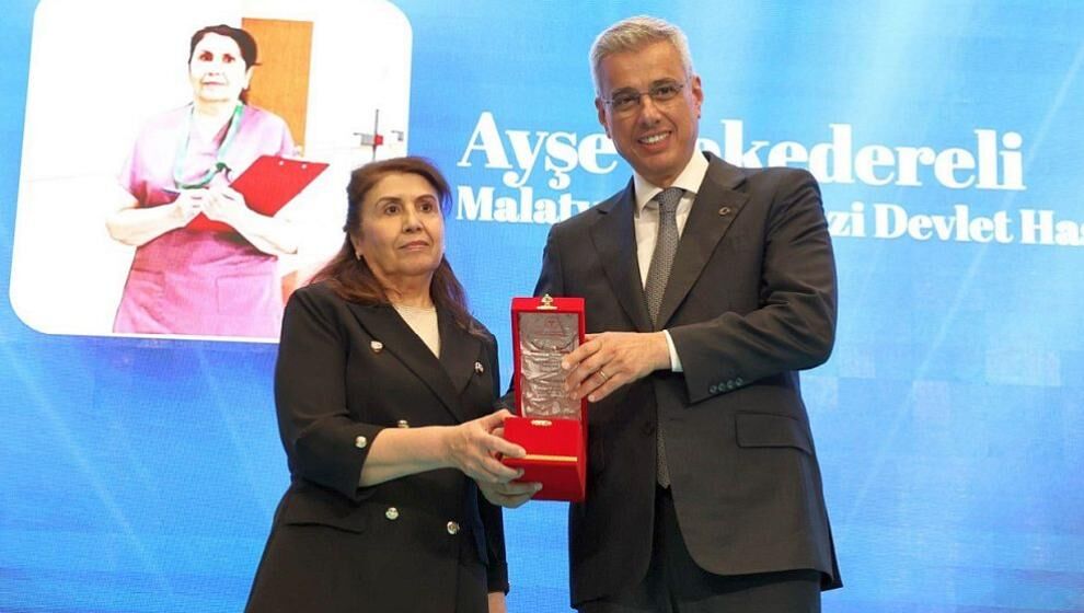 Malatyalı Hemşire de Ödülünü Bakan Memişoğlu'ndan Aldı